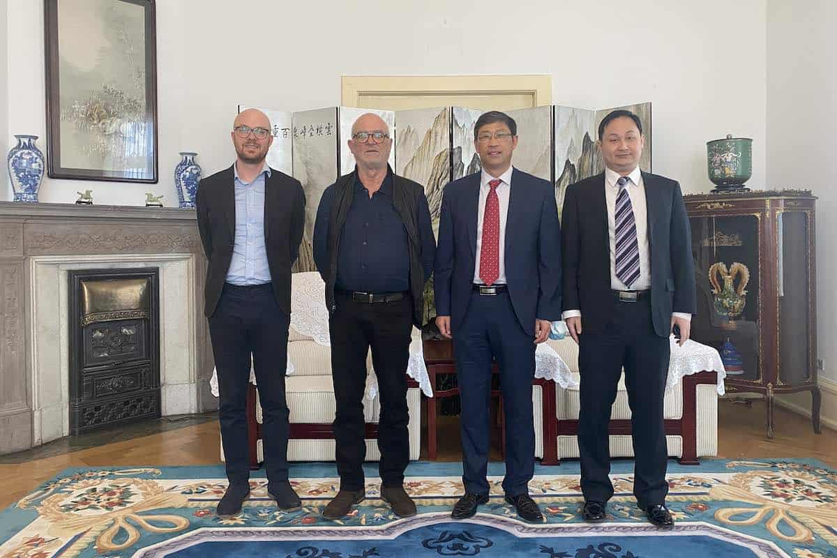 PVC Informationsrådets Tobias Johnsen og Ole Grøndahl Hansen til møde på den kinesiske ambassade i Hellerup.